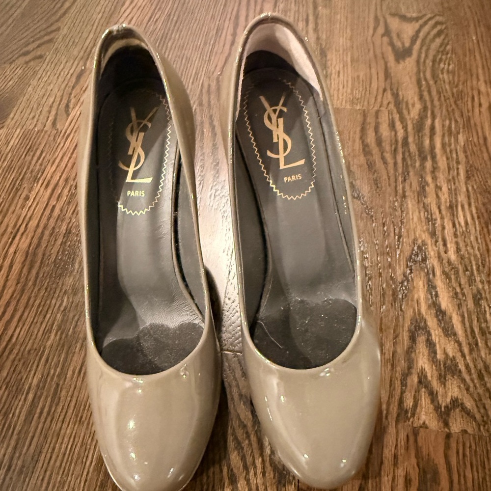 Women's Gray Pumps